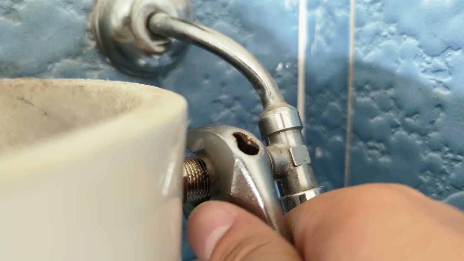 Prace hydrauliczne przy instalacji wodnej